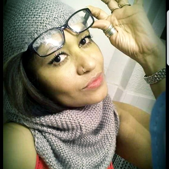 Meet your Posher, Iris - Picture 2 of 2